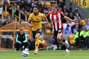 Matheus Cunha of Wolverhampton Wanderers controls the ball away from Yehor Yarmolyuk (Photo by David Rogers/Getty Images)