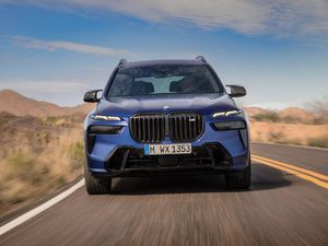Supporting image for story: Updated BMW X7 arrives with sharp new look and revised interior
