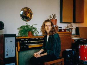 Supporting image for story: Rising Shropshire singer-songwriter releases new single 