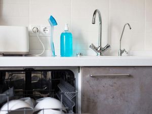 Supporting image for story: Ban on artificial stone worktops should be considered to save workers – experts