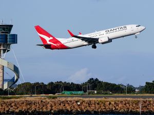 Supporting image for story: Qantas agrees to payouts for selling seats on cancelled flights