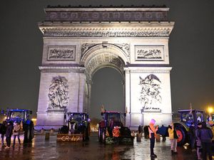Supporting image for story: Man who attacked police officer at Arc de Triomphe is shot and wounded