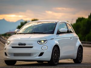 Supporting image for story: Production of new Fiat 500 Hybrid to begin in November