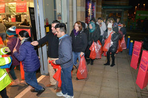 Supporting image for story: Boxing Day sales: Bargain hunters queue up from 4am for annual shopping spree - PICTURES