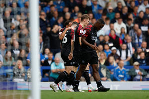 Elliott Bennett of Shrewsbury Town celebrates with his team mates after scoring a goal to make it 0-1 (AMA)