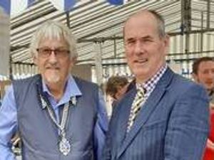 Supporting image for story: Mayors meet up on historic market