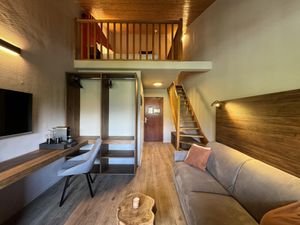 The spacious Alpeen bedroom