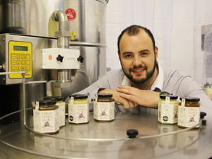 Supporting image for story: Scott buzzing at new order for firm’s honey