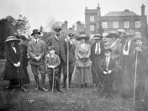 Supporting image for story: Bill hunts out true story behind 1912 group picture
