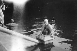 Supporting image for story: Hotel dives in to try to solve pool riddle