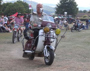 Glynne Woolbridge’s 1959 Lambretta LI150 scooter adorned with an abundance of mirrors. Image by E A Bates