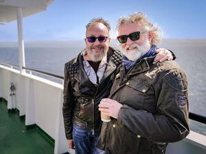 Supporting image for story: Si King cooks during live show without fellow Hairy Biker Dave Myers