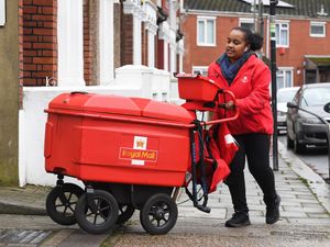 Supporting image for story: Royal Mail to keep 10,000 temporary workers after record Christmas
