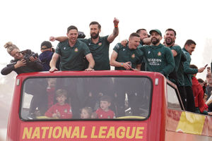(From left to right) Wrexham's Ben Tozer, Ollie Palmer, Paul Mullin, Elliot Lee and Ben Foster seen on the open top bus

