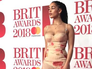 Supporting image for story: Jorja Smith performs alongside Rag 'N' Bone Man at BRIT Awards - with video