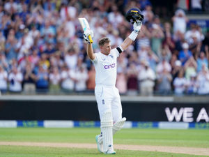 Supporting image for story: England and Australia trade blows on exciting Ashes opening day