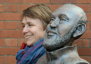 Sandra Squires with the bust of Wolves manager Nuno