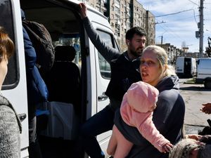 Supporting image for story: Civilians bid to leave eastern Ukraine after deadly attack on train station