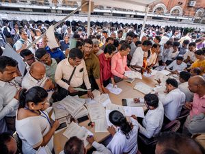 Supporting image for story: Sri Lankans vote in election to decide how nation recovers from economic crisis