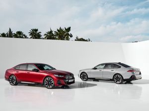 Supporting image for story: New BMW 5 Series revealed as tech-laden saloon