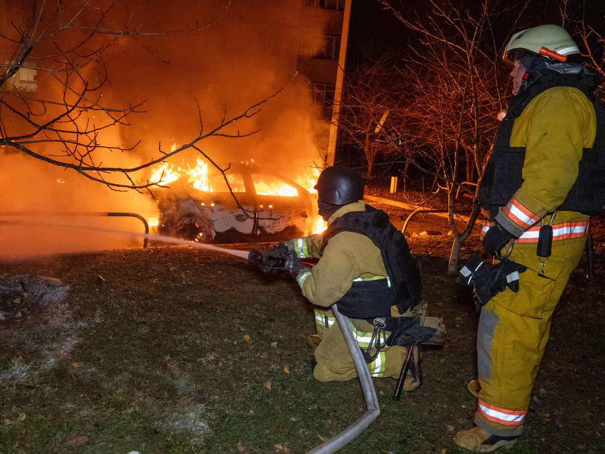 Russian barrage kills 10 in Ukraine as Zelensky heads for talks in Turkey