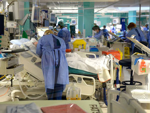 Supporting image for story: Covid rates falling slowly in West Midlands 'due to late arrival of new strain'