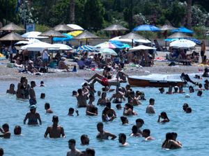 Supporting image for story: Is it safe to travel in Europe during the heatwave and how are Britons affected?