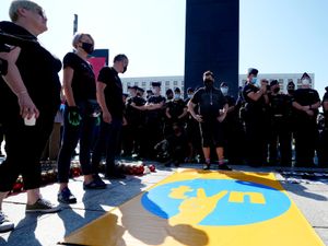 Supporting image for story: Poles protest against bill that would silence US-owned TV network