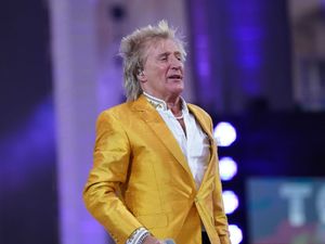Supporting image for story: Rod Stewart surprises singing barber with duet to thank him for charity work