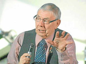 Supporting image for story: Comedian Tommy Mundon retiring at 78