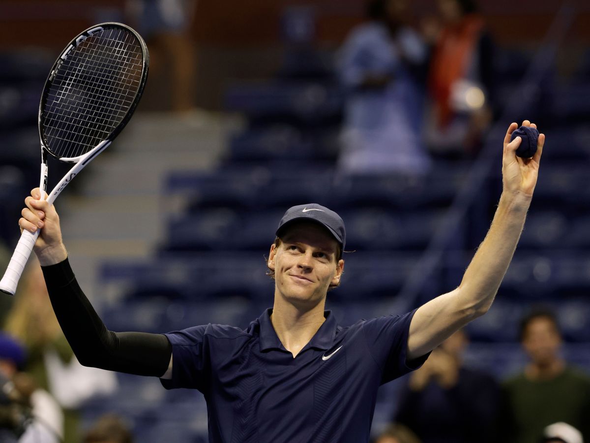 Jannik Sinner cruises to straight-sets win over fellow Italian Lorenzo Musetti