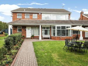 Supporting image for story: Six bedroom house with its own heated swimming pool put on market for less than £1 million
