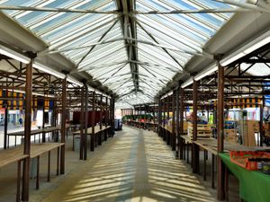 Supporting image for story: Black Country market traders donating fruit and vegetables to foodbanks and charities