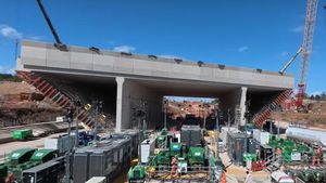 Box structure moved into place under A46 Kenilworth Bypass in Warwickshire.