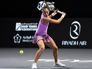 Supporting image for story: Zheng Qinwen powers into final on debut at WTA Finals