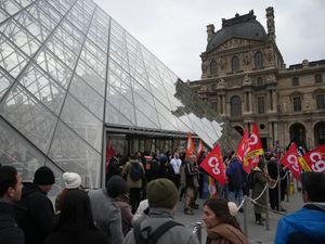 Supporting image for story: Louvre workers vote to extend strike as security scrutiny intensifies
