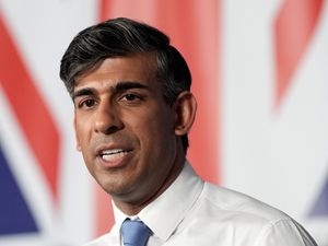 Supporting image for story: Rishi Sunak claims migrants ‘queuing up in Calais’ for Labour government