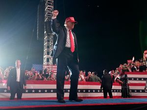 Supporting image for story: Man with firearms in car arrested near Trump rally