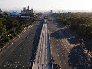 Supporting image for story: Philippines president warns worst is yet to come amid vaccine shortage