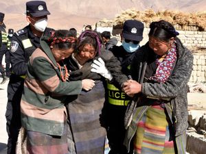 Supporting image for story: Rescue workers brave cold in search for earthquake survivors