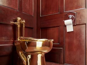 Supporting image for story: Man accused of stealing gold toilet checked web headlines about raid – court