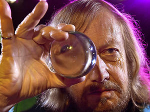 Supporting image for story: Psychic star Philip performs his last public show