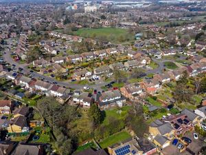 Supporting image for story: Average UK house price falls by £4,000 month-on-month, report shows