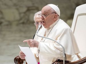 Supporting image for story: Pope Francis reprimands Vatican staff for gossiping