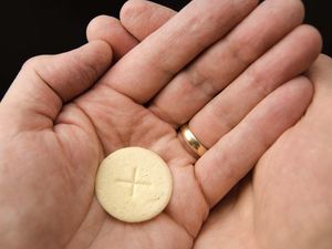 Supporting image for story: Church of England considers holy communion options for gluten-intolerant