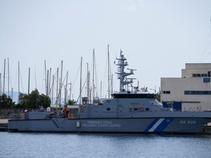 Supporting image for story: Greece seeks tougher EU migration policies amid fear over Middle East wars