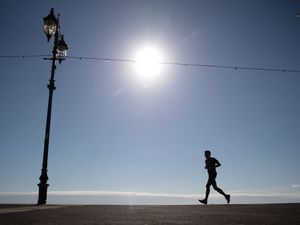 Supporting image for story: Joggers should wear a mask when running past others – experts