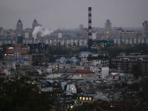 Supporting image for story: US prepares new sanctions as Russian attack kills six in Ukraine