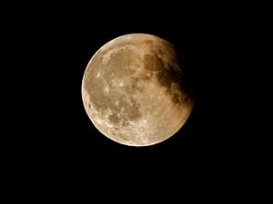 Supporting image for story: Total lunar eclipse ‘blood moon’ pictured from UK