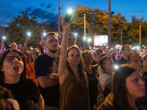 Supporting image for story: Thousands in demonstration against Serbian TV station after mass shootings
